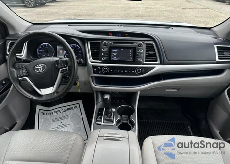 2019 Toyota Highlander Le z USA, uszkodzony, nr VIN 5TDBZRFH9KS945111